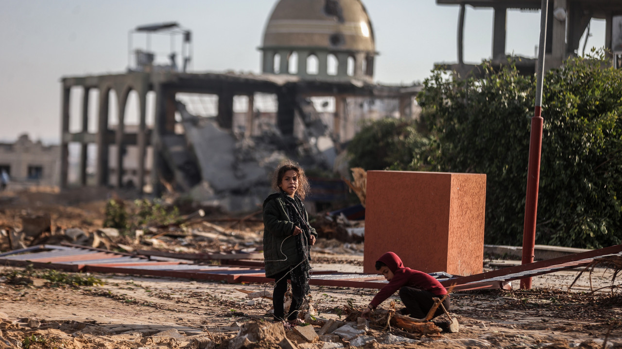 Ataques de Israel em Gaza deixa mortos, incluindo crianças, em escola com deslocados, dizem médicos